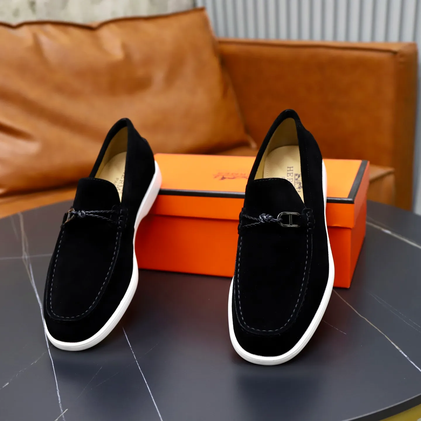 Ex-factory price: 540💰Hermès/Hermès slip-on men's shoes. This shoe is made of imported cow suede leather, with simple and smooth lines, and a 3CM rubber foam ultra-light sole combined with aerodynamic design! Youthful and fashionable, H button decoration, contrasting leather embellishment on the heel, calf lining to gently wrap your feet, with embossed logo cowhide feet, leather rock strips, casual and urban style, highlighting youthful vitality, sports and leisure version, super versatile Size number: 38-39-40-41-42-43-44 Standard leather shoe size (45 can be customized but does not support returns)